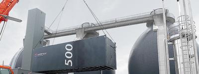 Ein Container mit einer 500 kW BHKW-Anlage von SENERGIE wird installiert (Bild: SENERGIE GmbH)